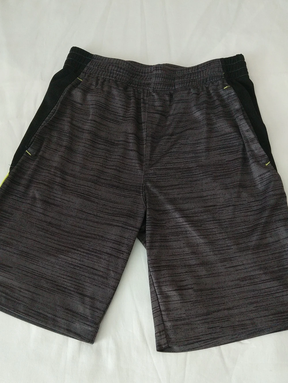 Spalding Boys Dark Grey, Black And Neon Green Athletic Shorts Size M (10-12)